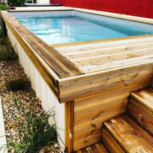 Contenedor de 20 pies convertido en piscina con suplemento de madera.